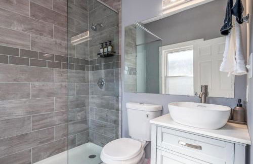 Walnut Hills, 5min to UC, Sleeps 7ppl, Lux Beds, Smart TVs - Foto 3