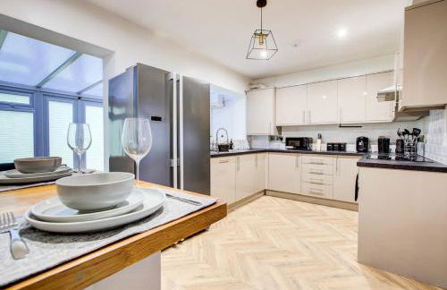 The Iver - 3BR - Spacious House - Free Parking - Photo 10