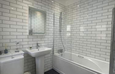 Restful Harbourside Apartment with Garden - Foto 29