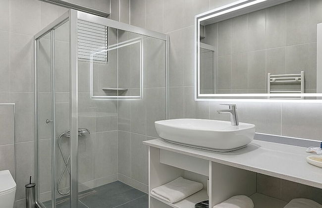 On4 Rooms & Suites - Photo 16