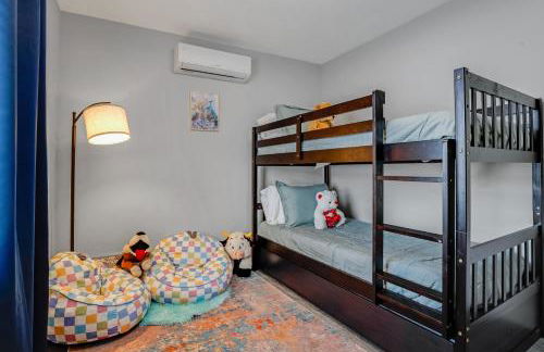 Luxe by Jenn - 3BR Retreat with Heated Pool - Photo 52