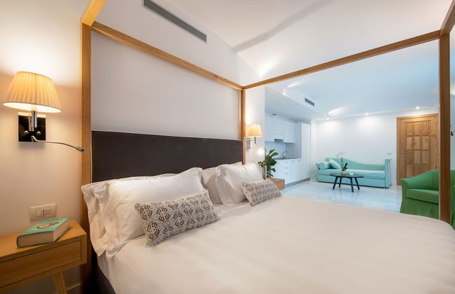 Luxury Suite with Garden and Jacuzzi - Photo 4