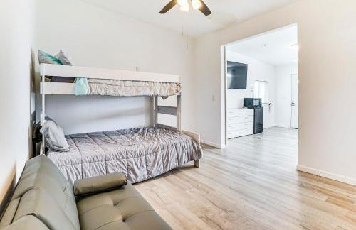 Luxury Lakefront Retreat with Dock in Runaway Bay - Foto 5