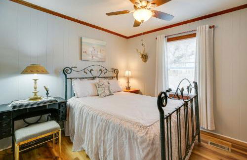 Oak Island Vacation Rental with Decks, Walk to Beach - Foto 20