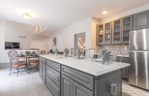 Luxury Villa with Hot Tub, Two Fire Pits, King Bed Suite, Game Room & Fenced Yard - Foto 20