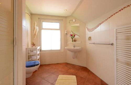 Ferienhaus für 8 Personen mit Kamin & Terrasse - Foto 15