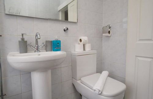 London Road Villa - Free Netflix, Private Parking, WiFi & Private Garden - Photo 33