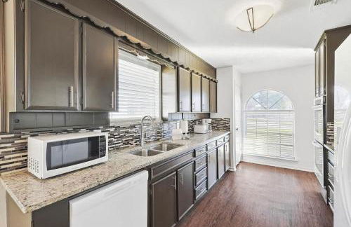 Spacious 4-BR Home Near Allen Outlets & Dining - Foto 18