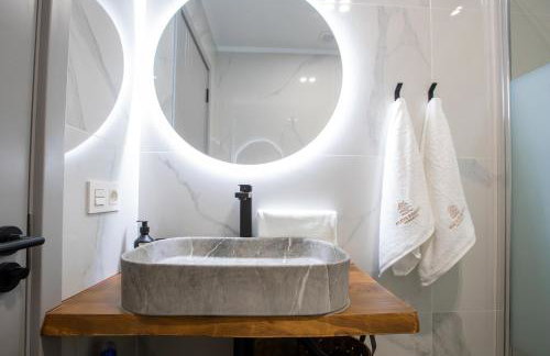 Apartamento de Lujo con Jacuzzi Privado, Piscina y Vistas al Mar - Foto 26