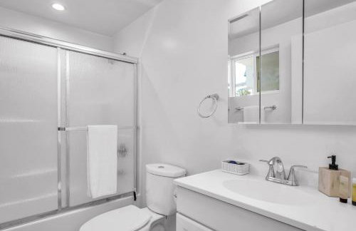 Modern Chic Loft In Hollywood-Koreatown With Parking - Photo 3