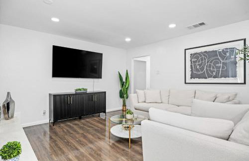 Relaxed Luxury Pet Friendly Home with Pool and Backyard Lounge in San Antonio, TX - Foto 7