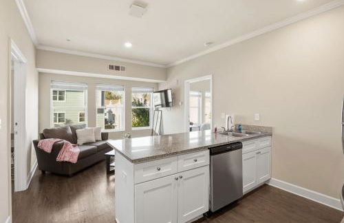 Relax and Explore Poolside Stay Near Local Spots - Foto 1