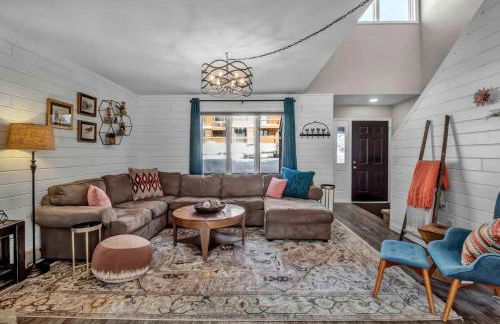 Modern Townhome with Decks Fireplace & Mountain Views - Foto 34