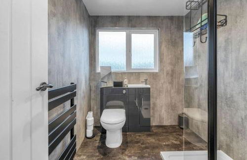 West Lothian 5 Beds + car space - Photo 25