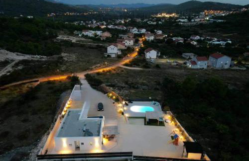 Villa VERONICA with CINEMA PROJECTOR by the HEATED POOL and JACUZZI - Foto 12