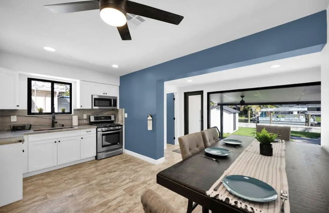 Stunning 3 Bd Pool House w Enchanting Water Views - Foto 15