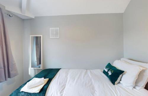 Stunning Family Home with Comfortable Surroundings by Our Home Short Stays ideally situated within Greater Manchester - Photo 12