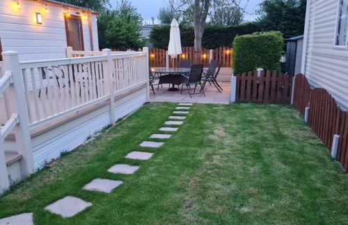 2 Bed Lodge Style Caravan with Hot Tub & Private Garden at Patrington Haven Leisure Park - Foto 9