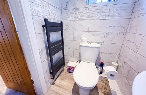 INACTIVE The A 1 Bedroom Apartment by AltoLuxoExperience Short Lets & Serviced Accommodation with Parking & Wifi - Foto 5