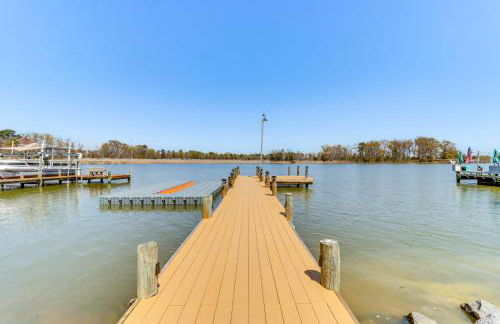 Waterfront Colonial Beach Studio with Boat Dock! - Foto 2