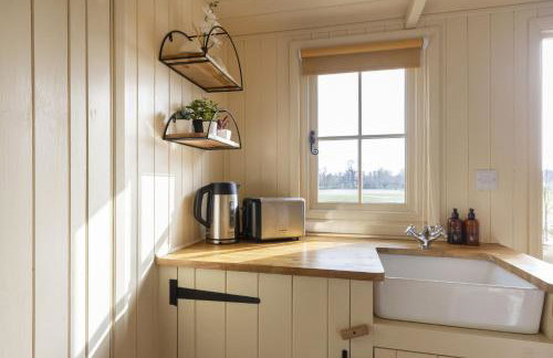 Riverside Cottage & Shepherd’s Hut with Hot Tub - Foto 13