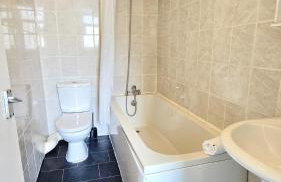 Comfy Entire Apartment with Free Parking in Bury Town - Photo 13