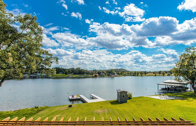 Waterfront 5 BR w/ Hot Tub Sleeps 13! - Foto 41