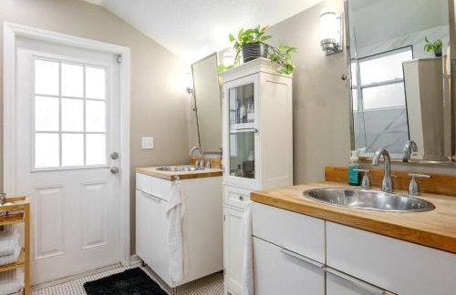 Charming 3BR Home Near DT with King Bed and Fire Pit - Foto 13