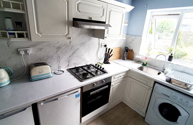 Cozy 3-Bed Family Home with Free Parking - Foto 32