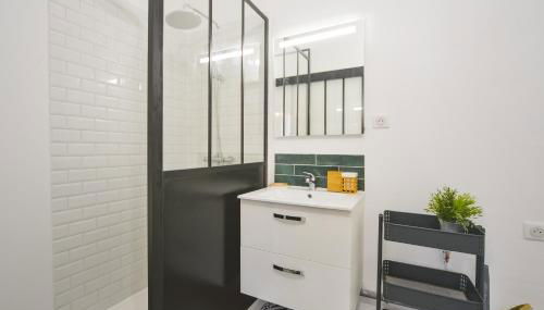 Le Clocher - Quai De La Loire - Netflix - Photo 2, Shower