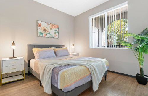 5-Star Irvine | Luxe 2BR w/ Pool, Gym & Parking - Foto 28