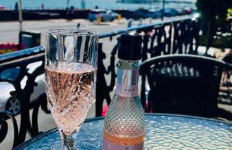 "The Celebration" Balcony Seafront Apartment - Foto 1