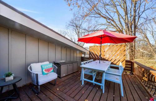 3BR Overland Park Home with Patio and Waterfall Pond - Foto 32