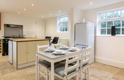 8 Bedroom House in Barwell Sleeps 15 with Parking - Foto 5