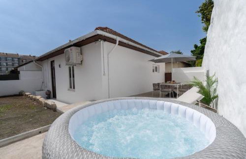 HostWise - Traditional House with Terrace - Photo 8