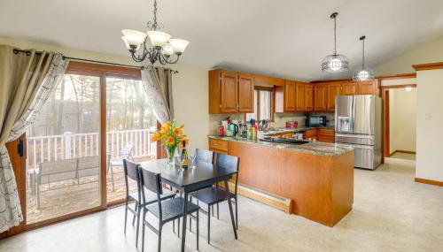 Peek-a-Boo Lake Views and Yard Windham Home - Foto 2