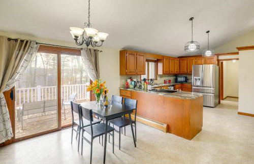 Peek-a-Boo Lake Views and Yard Windham Home - Foto 2