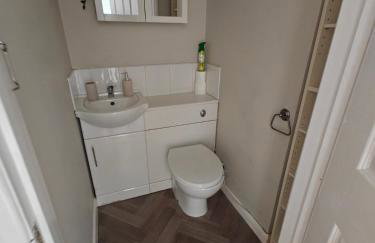 Spacious Solihull Home 5 Beds 2 Sofa beds - Max 10 - NEC BHX Spacious 4 Bedroom Home - NR JLR, Birmingham Airport, HS2 Sites, Resorts World, A45, M42 Mell Square - Regular Work Stays Available - By Samina, ARZ Stays - Photo 27