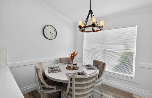 Lakefront 4-Bedroom Home with Pool - Foto 11