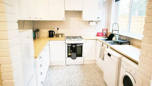 Spacious & Comfortable 4BR Retreat Sleeps 7, Perfect for Families & Professionals, Clark Property Estates - Foto 3, stove, dishwasher, toaster