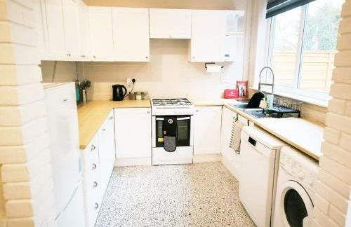 Spacious & Comfortable 4BR Retreat Sleeps 7, Perfect for Families & Professionals, Clark Property Estates - Foto 3