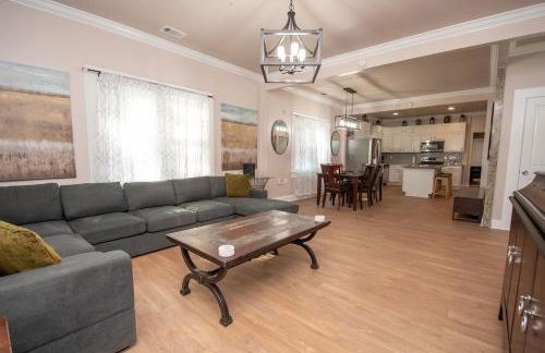 Luxe 6BR Escape Sleeps 24, Private Parking only 5min to Mid&Dtwn ATL - Foto 1