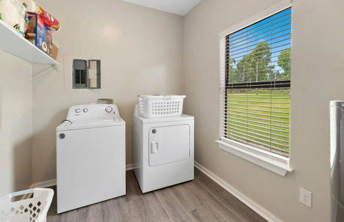 Spacious Country Living with Fishing Lake - Foto 16