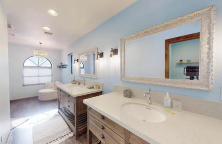 Beautiful Modern Home with Pool in Prime Strip Location - Foto 20