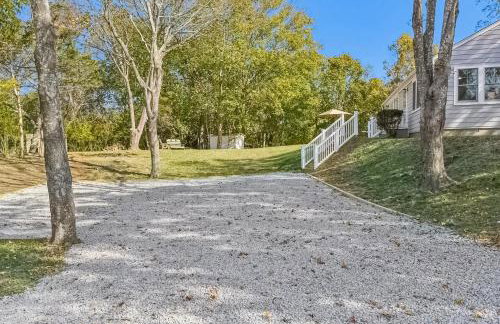 Steps to Beach + Sunset Views! East Marion Home - Foto 23