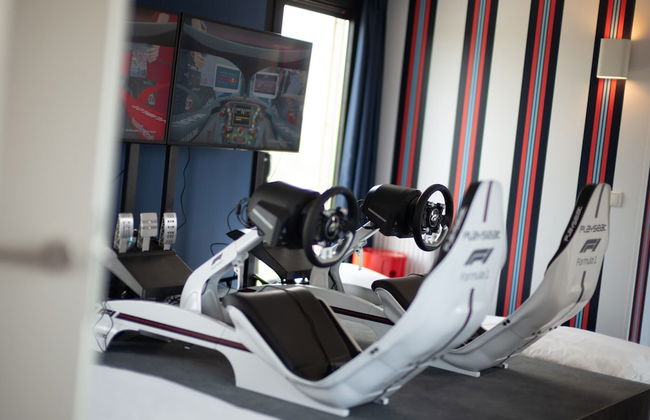 Modern, Trendy F1 Theme Lodge, Near the Sea - Foto 20