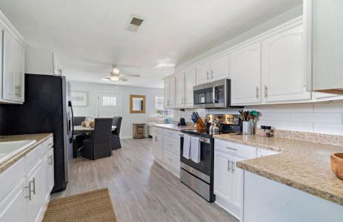 Cozy and charming getaway with deck, close to beach - Foto 6