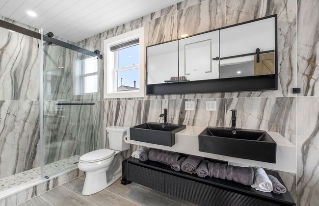 New Luxury 4 Bed Condo Perfect for Winter Rental - Photo 8