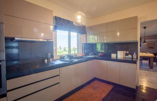 Τraditional fully detached villa on a luxurious hillock of Thessaloniki with its own garden also for family & wedding gatherings for 10 to 25 people only 15 minutes from airport - Foto 69