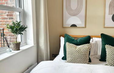 2 BR Flat - Short Lets & Serviced Accommodation Manchester with 2 Parking Spaces - Close to Hospitals - Foto 12